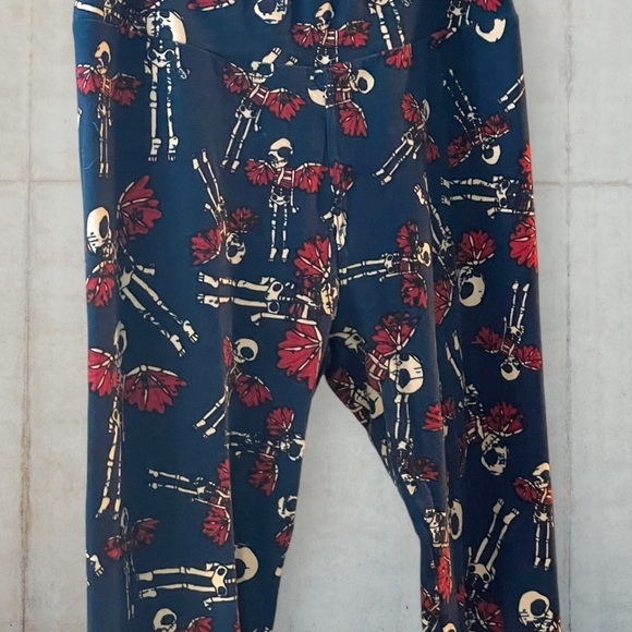 Lularoe HALLOWEEN OS leggings skulls with‎ wings! EUC - Picture 6 of 11